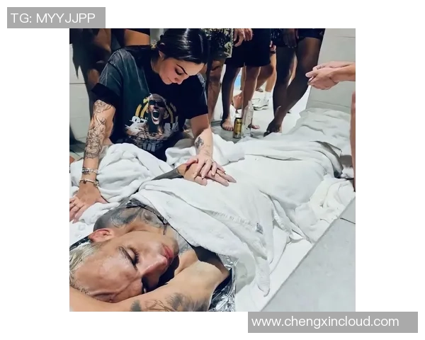 因一组写真照被媒体吹捧，这位艺术女博主没打过竞赛，却被百万拳迷称为UFC传奇...这？